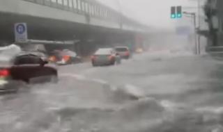 上海暴雨白天如黑夜