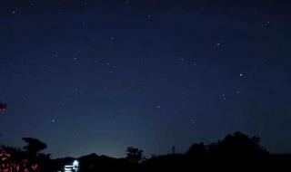 多个发光体划过夜空